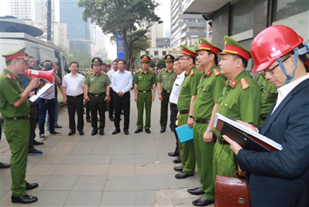 Đoàn kiểm tra liên ngành tiến hành kiểm tra chung cư M3-M4.