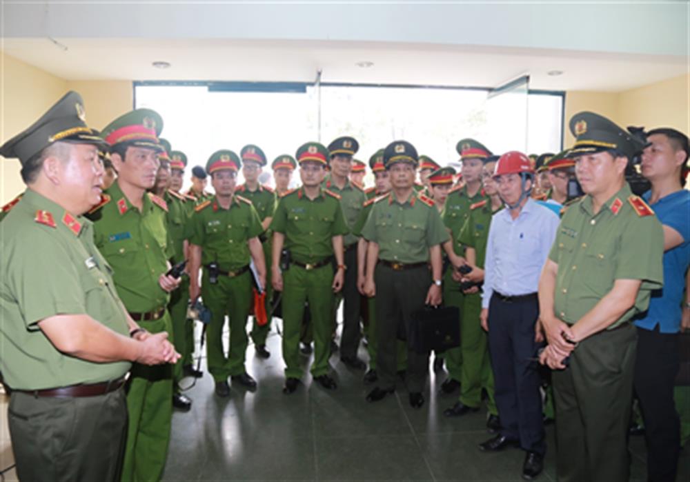 Thứ trưởng Bùi Văn Thành phân công nhiệm vụ cho từng tổ kiểm tra.