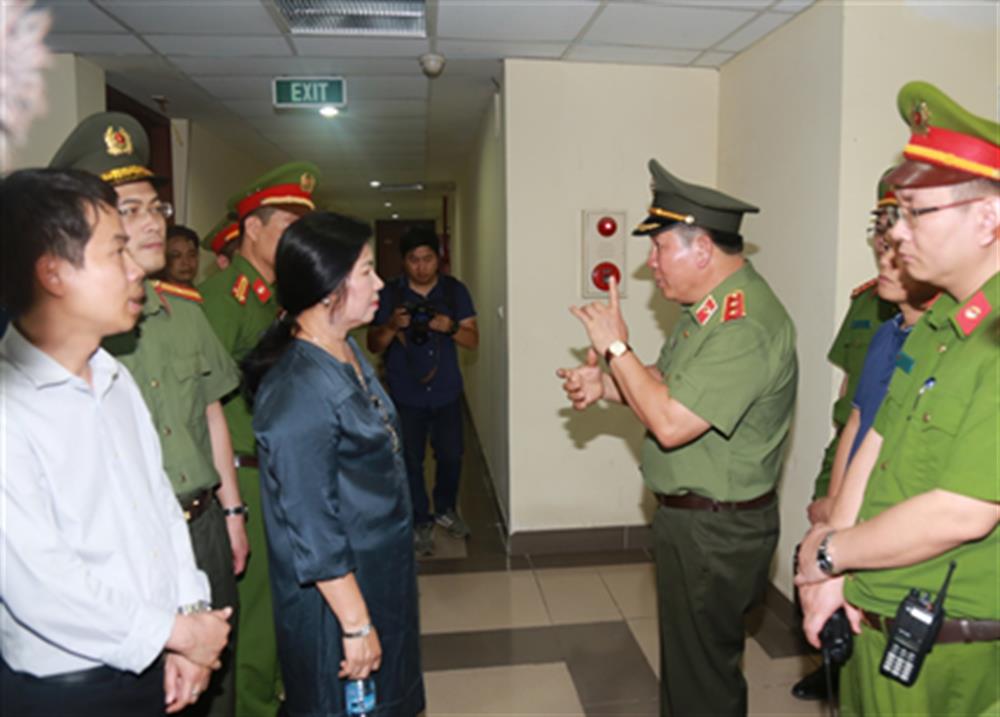 Đoàn kiểm tra liên ngành trao đổi với đại diện Ban Quản lý tòa nhà chung cư Khu đô thị Sài Đồng về hệ thống báo cháy.