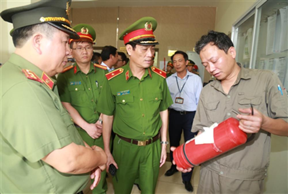 Đoàn kiểm tra liên ngành kiểm tra bình chữa cháy tại cụm tòa nhà chung cư Khu đô thị Sài Đồng.