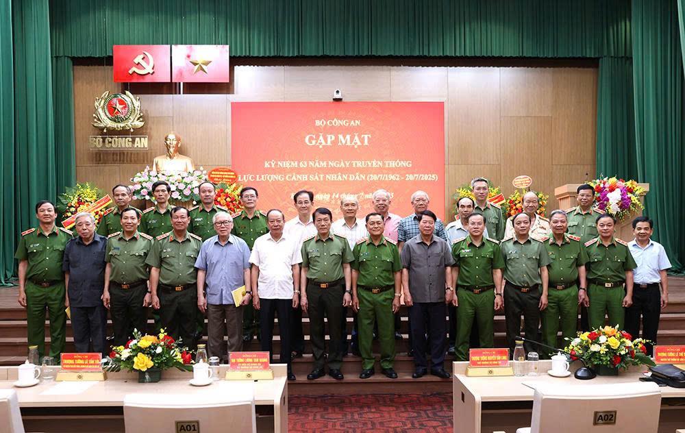 Bộ trưởng Lương Tam Quang và các đại biểu dự buổi gặp mặt chụp hình lưu niệm.