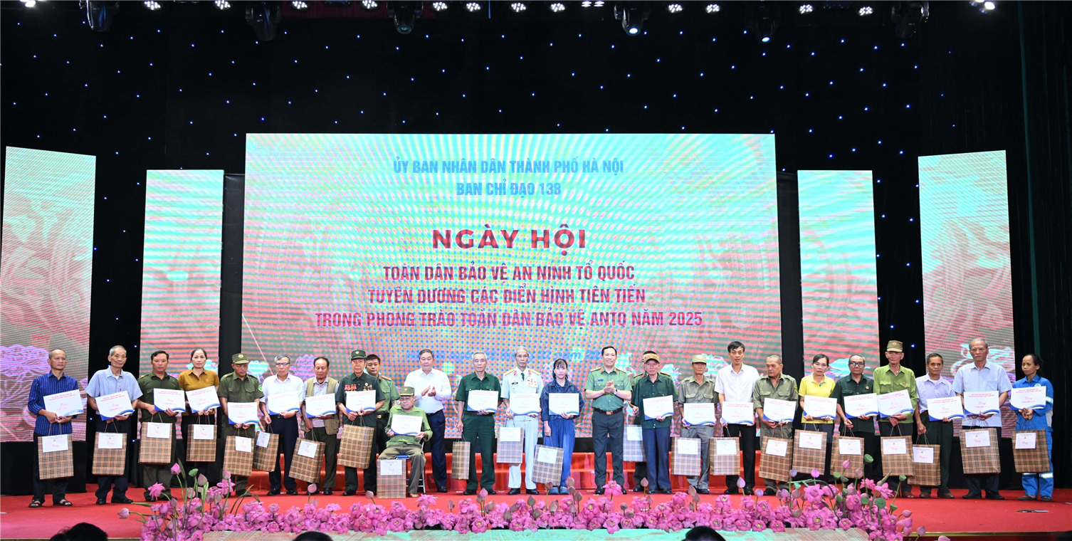 Thứ trưởng Lê Văn Tuyến tặng quà các cá nhân thuộc gia đình chính sách, có hoàn cảnh khó khăn tích cực tham gia công tác bảo vệ ANTT ở cơ sở.