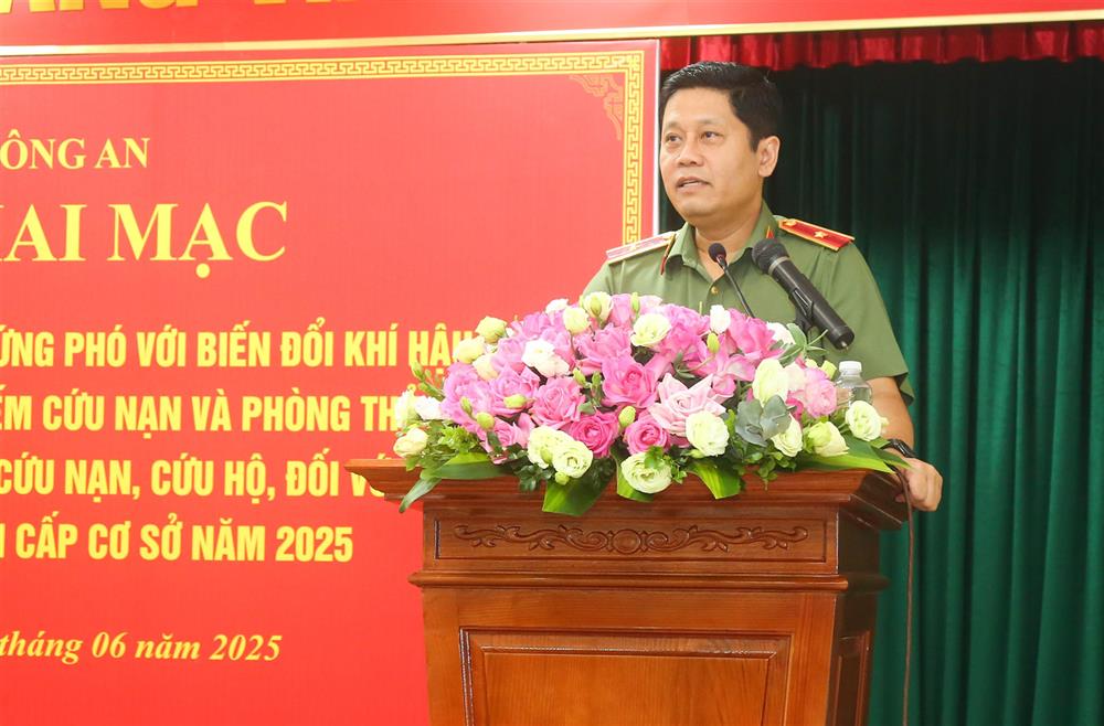 Thiếu tướng Nguyễn Hồng Nguyên, Phó Chánh Văn phòng Bộ phát biểu tại Lễ khai giảng.