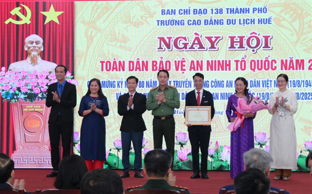 Thứ trưởng Lê Quốc Hùng trao Bằng khen của Bộ Công an tặng tập thể trường Cao đẳng Du lịch Huế