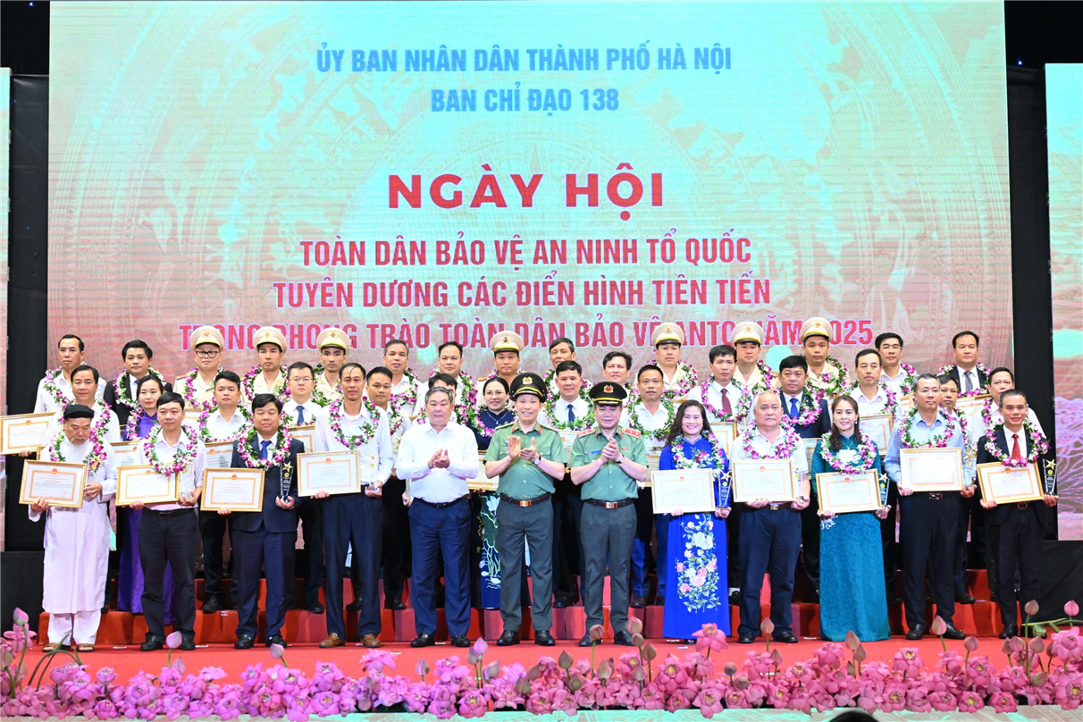 Thứ trưởng Lê Văn Tuyến trao Bằng khen và Kỷ niệm chương tặng các tập thể, cá nhân có thành tích xuất sắc.