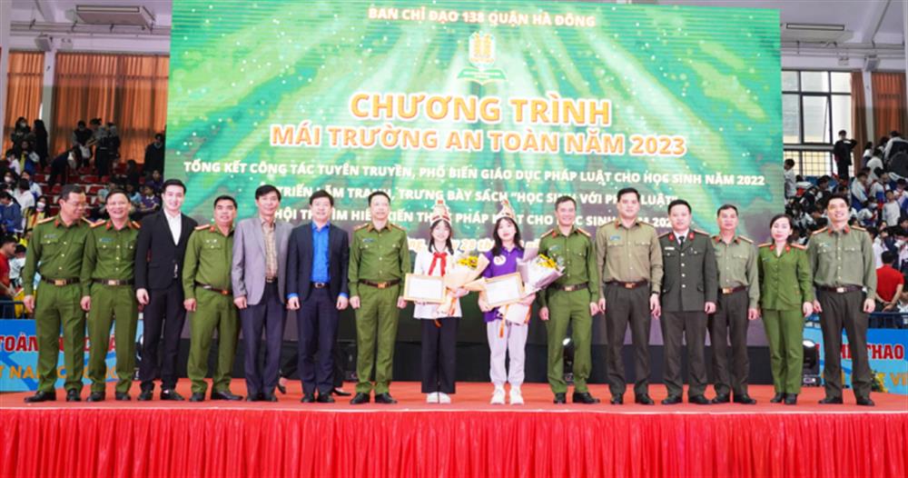 Ảnh: Hai thí sinh xuất sắc đến từ trường THCS Phú La và Phổ thông quốc tế Việt Nam đã đồng giải Nhất cuộc thi "Rung chuông vàng".