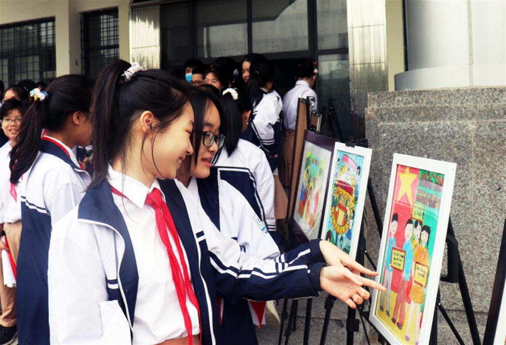 Các em học sinh thích thú với những bức tranh đặc sắc mang chủ đề "Học sinh với pháp luật" được bày triển lãm tại Chương trình.