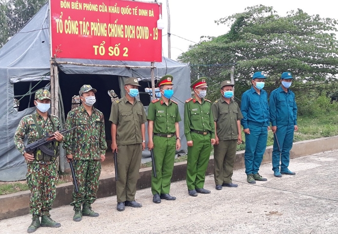 Tổ công tác phòng, chống dịch bệnh Covid-19 cửa khẩu quốc tế Dinh Bà, xã Tân Hộ Cơ