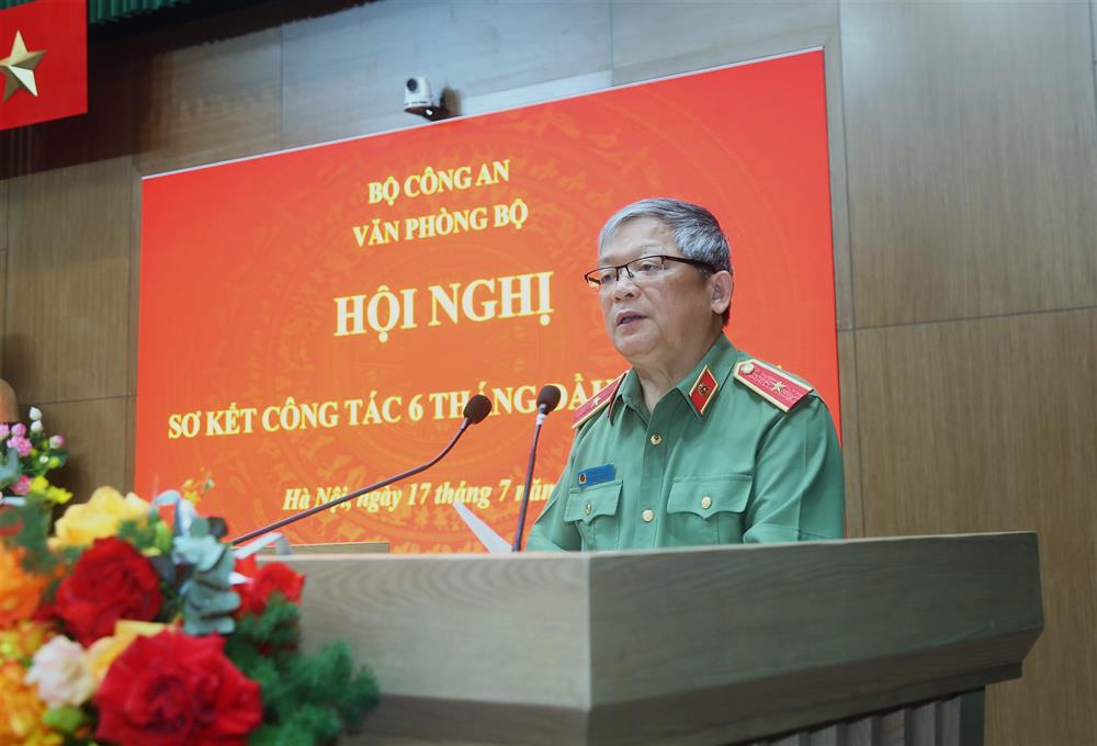 Thiếu tướng Hoàng Anh Tuyên, Phó Chánh Văn phòng Bộ trình bày Báo cáo sơ kết 6 tháng đầu năm 2024 của Văn phòng Bộ.