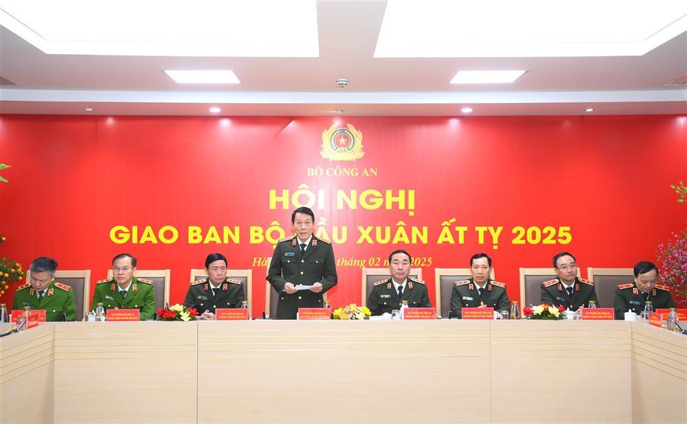 Bộ trưởng Lương Tam Quang chủ trì giao ban Bộ đầu Xuân Ất Tỵ 2025.