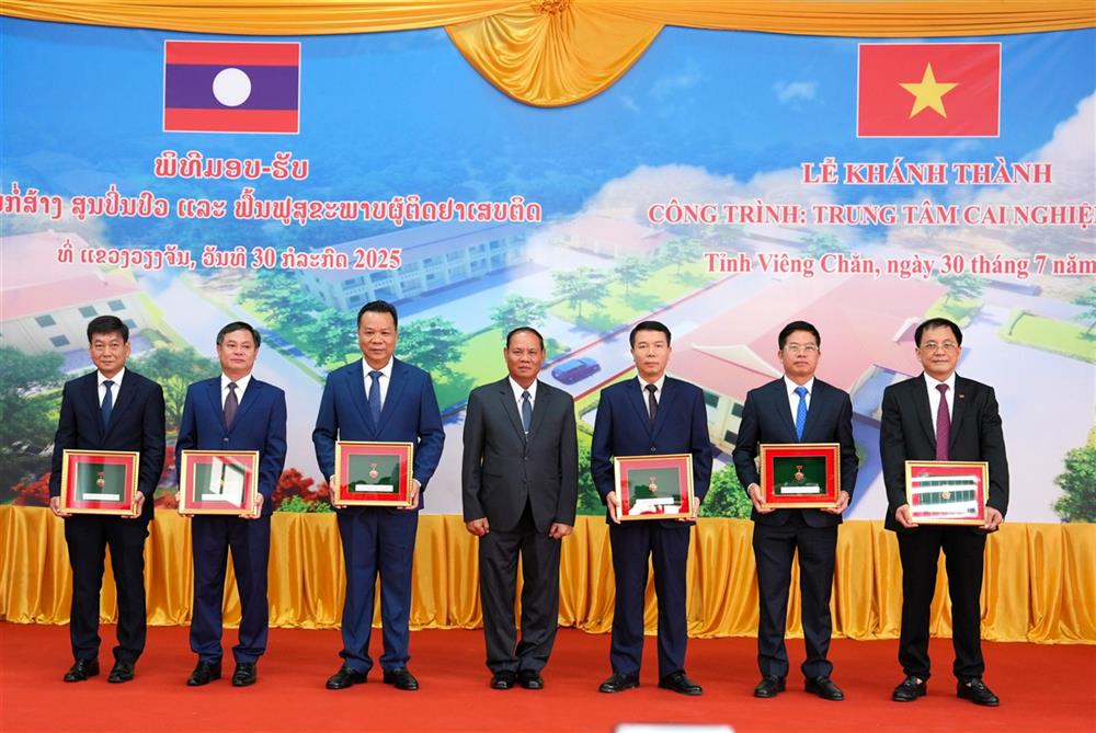 Phó Thủ tướng, Bộ trưởng Bộ Công an Lào Vilay Lakhamphong khen thưởng các cá nhân có thành tích xuất sắc trong triển khai Dự án.