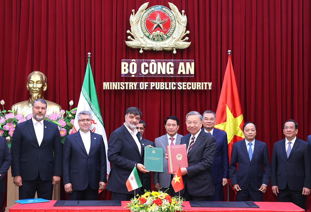 Bộ trưởng Tô Lâm và Tư lệnh Ahmad Reza Radan ký kết Bản ghi nhớ hợp tác.
