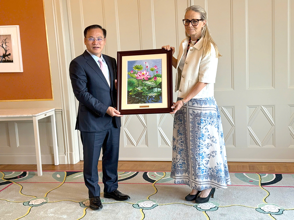 Thứ trưởng Nguyễn Văn Long trao quà lưu niệm tặng Thứ trưởng Bộ Tư pháp Thụy Điển Charlotte Kugelberg.