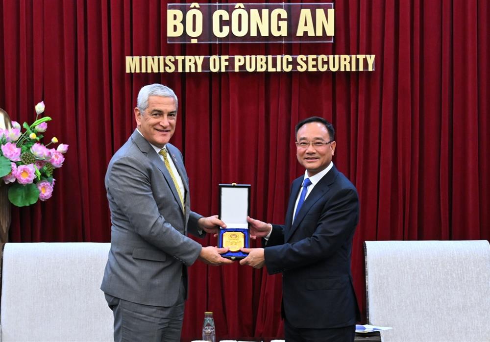 Thứ trưởng Phạm Thế Tùng trao quà lưu niệm tặng ngài Kelly K. McKeague.