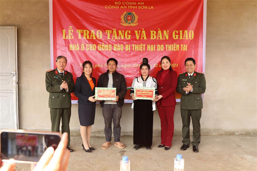 Thừa ủy quyền, Đại tá Nguyễn Hồng Nguyên trao quà của Đại tướng Lương Tam Quang, Ủy viên Bộ Chính trị, Bộ trưởng Bộ Công an cho gia đình anh Lèo Văn Hôm