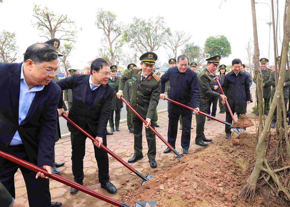 Bộ trưởng Lương Tam Quang cùng các đại biểu trồng cây tại khuôn viên Công an tỉnh Nam Định.