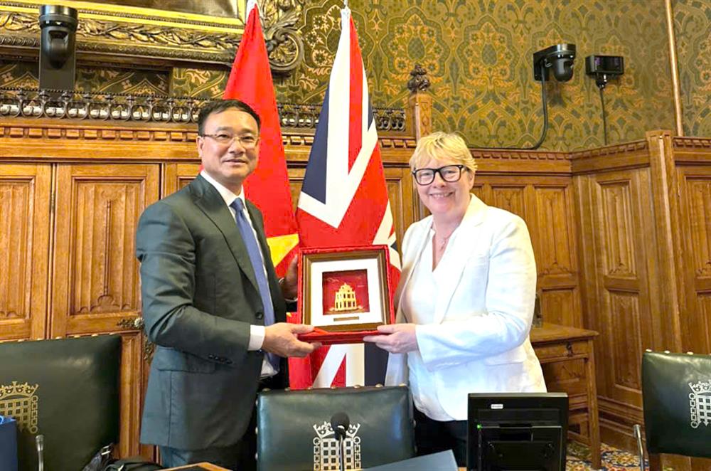 Thứ trưởng Phạm Thế Tùng tặng quà lưu niệm Thứ trưởng Angela Eagle.