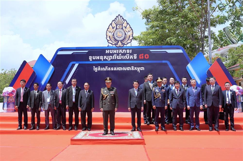 Các đại biểu chụp ảnh lưu niệm.