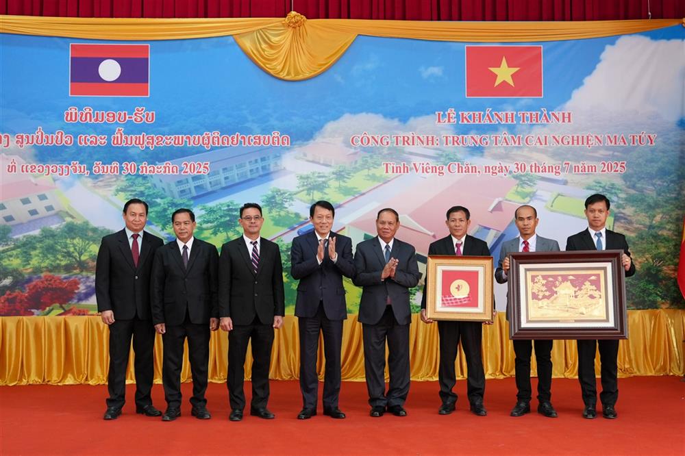 Bộ trưởng Lương Tam Quang tặng quà lưu niệm Trung tâm.