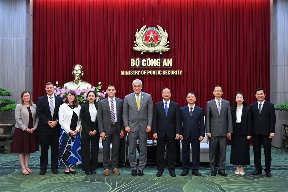 Các đại biểu chụp ảnh lưu niệm.