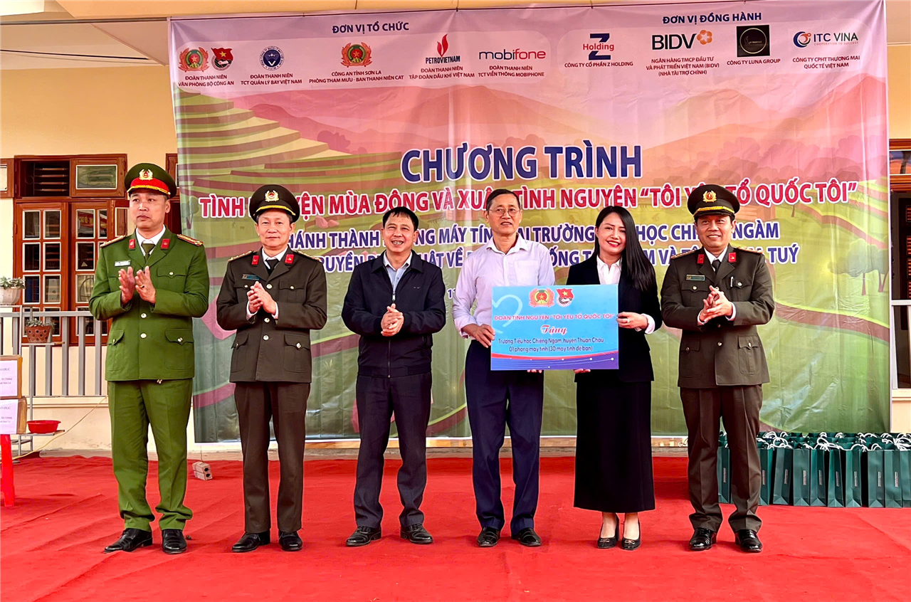 Các đại biểu trao tặng Phòng máy tính cho học sinh Trường Tiểu học Chiềng Ngàm, huyện Thuận Châ