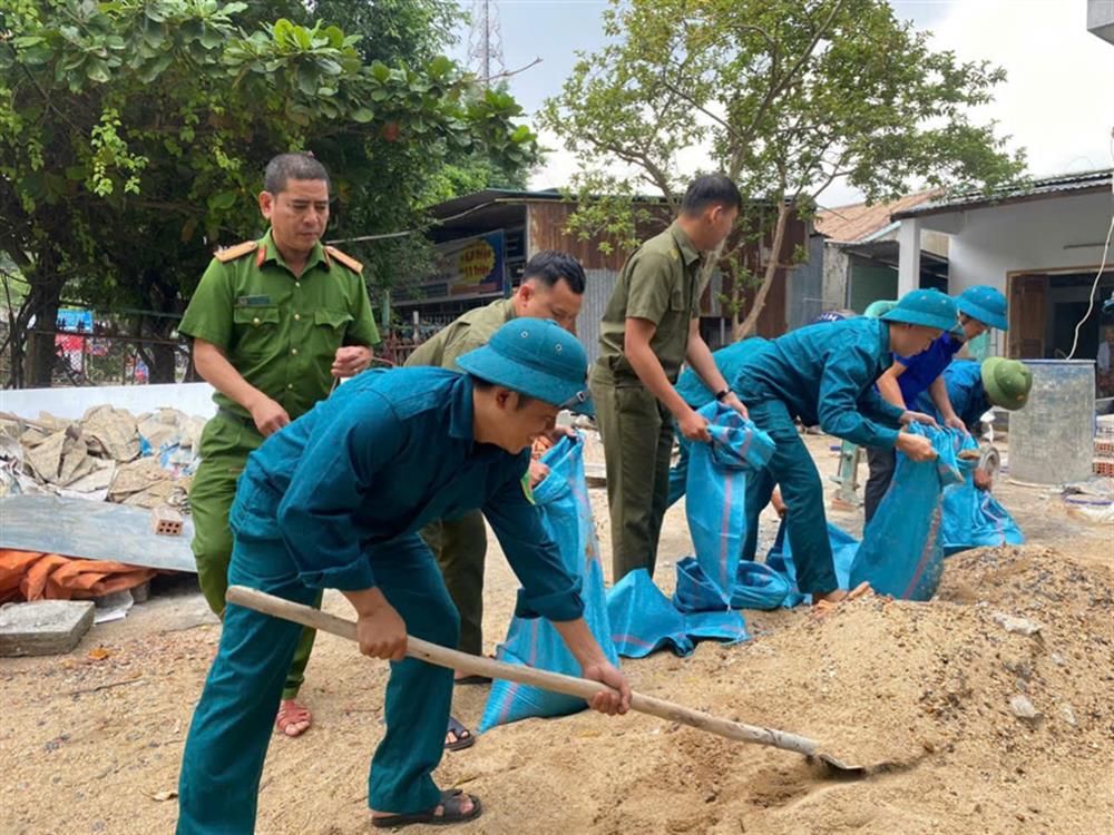 Công an các xã của huyện Đại Lộc giúp dân chèn, chống nhà cửa.