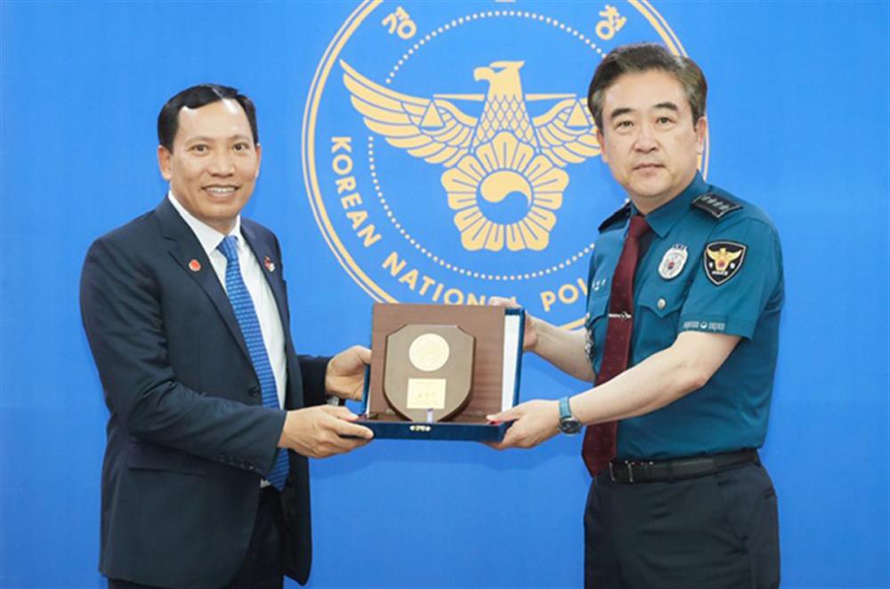 Tư lệnh Cảnh sát quốc gia Hàn Quốc tặng quà lưu niệm Thứ trưởng Lê Văn Tuyến.