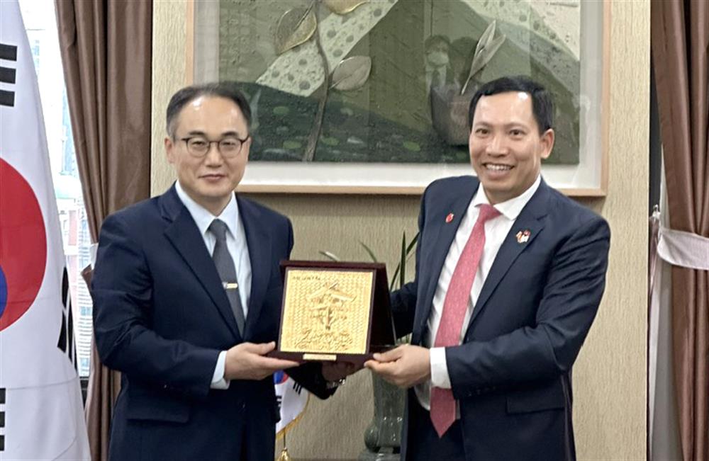 Thứ trưởng Lê Văn Tuyến tặng quà lưu niệm Tổng Công tố Lee Won-seok.