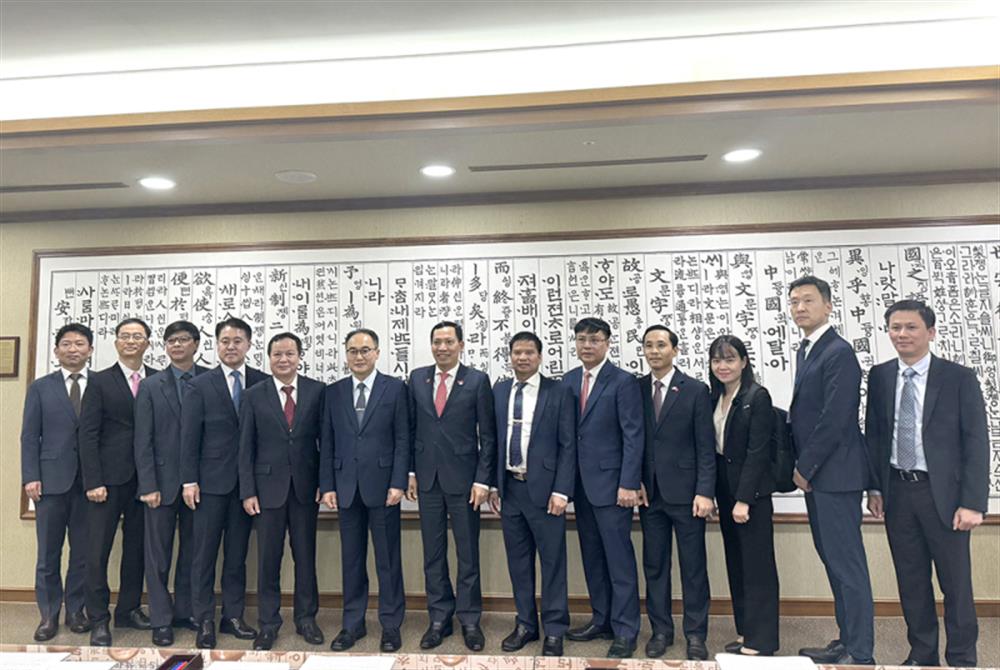 Thứ trưởng Lê Văn Tuyến, Tổng Công tố Lee Won-seok và các đại biểu chụp ảnh lưu niệm.