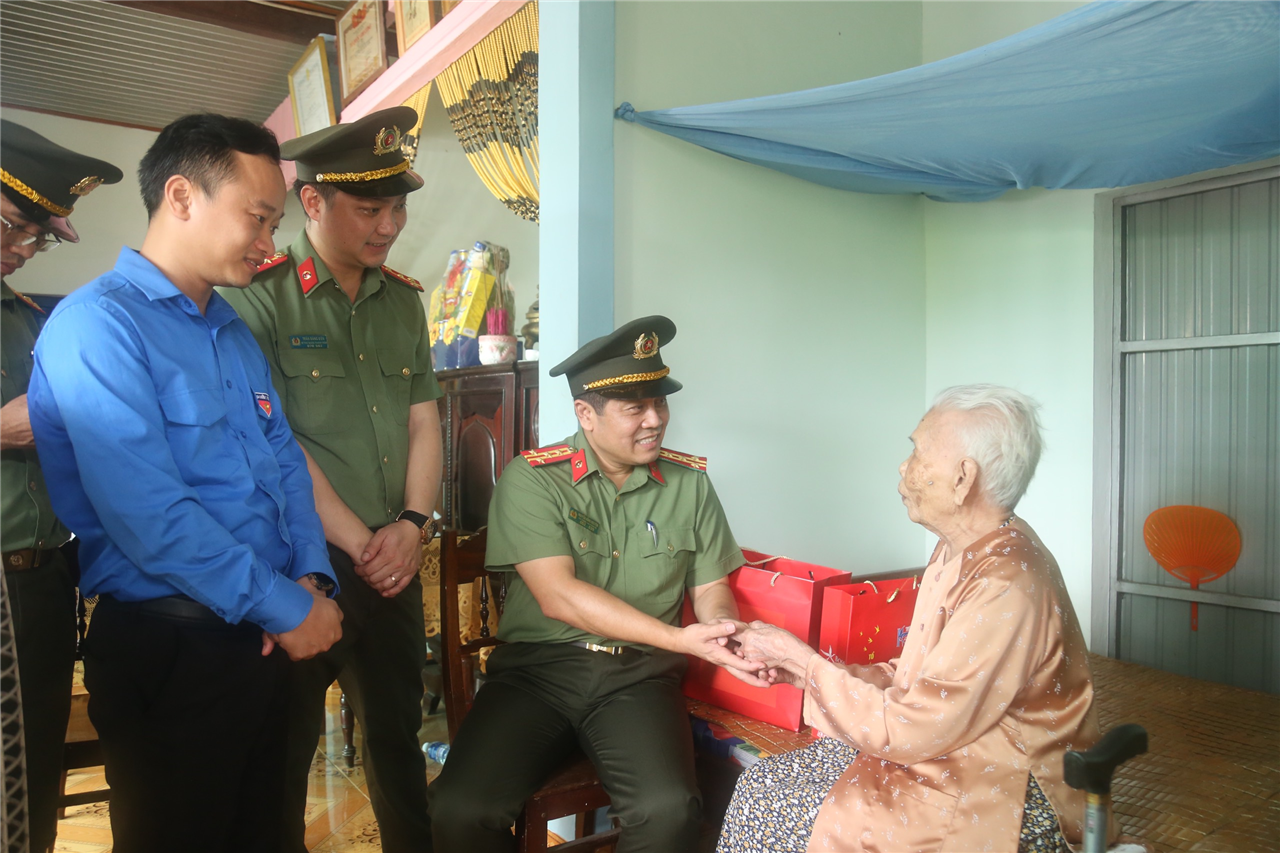 Đoàn công tác thăm Mẹ Việt Nam Anh hùng Đào Thị Vuitại xã Hải Thượng, huyện Hải Lăng.