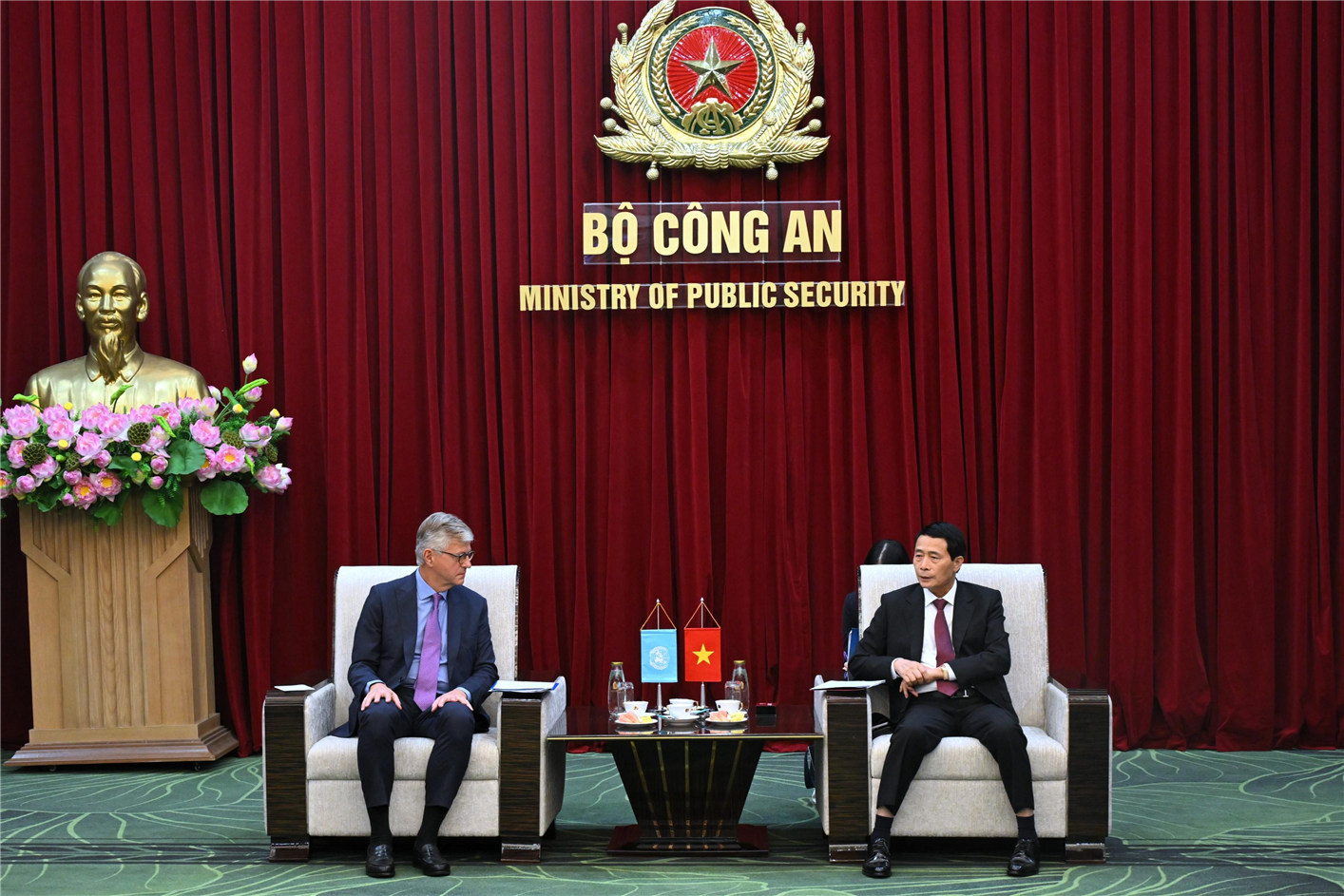 Thứ trưởng Lê Quốc Hùng và Phó Tổng Thư ký LHQ Jean-Pierre Lacroix.