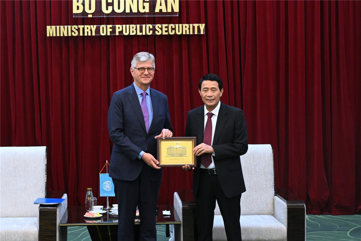 Thứ trưởng Lê Quốc Hùng tặng quà lưu niệm Phó Tổng Thư ký LHQ Jean-Pierre Lacroix.