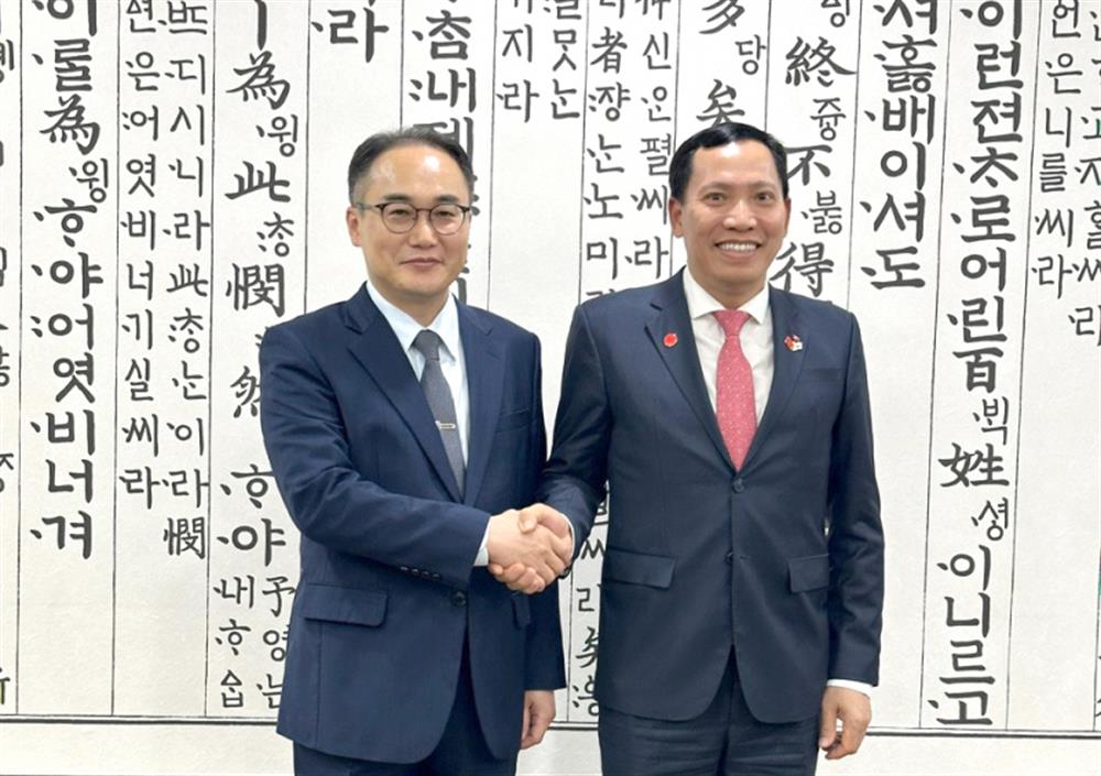 Thứ trưởng Lê Văn Tuyến và Tổng Công tố Lee Won-seok.