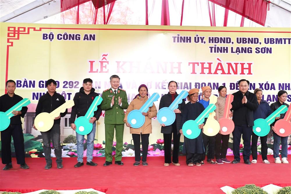 Đồng chí Thứ trưởng Bộ Công an và Phó Chủ tịch UBND tỉnh trao biểu trưng chìa khóa, bàn giao nhà mới cho các hộ gia đình