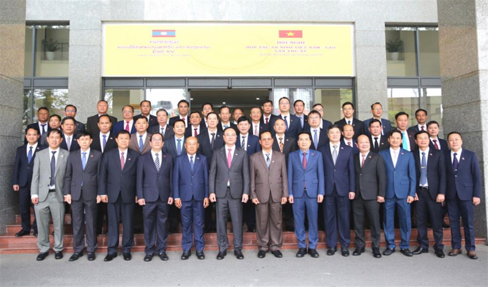 Đại biểu dự Hội nghị chụp ảnh lưu niệm.