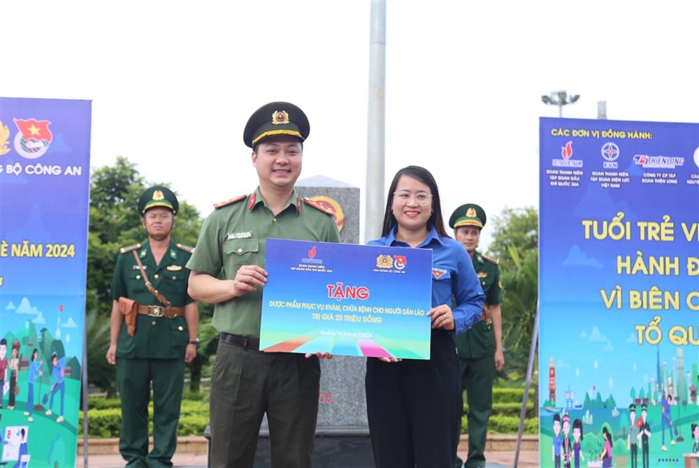 Đoàn công tác trao tặng quà cho người dân cụm bản Densavan, huyện Sepon, tỉnh Savannakhet, Lào.