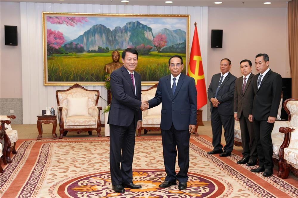 Bộ trưởng Lương Tam Quang chào xã giao Thường trực Ban Bí thư, Phó Chủ tịch nước CHDCND Lào Bounthong Chitmany.