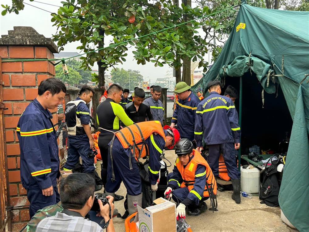 Công an tỉnh Phú Thọ tăng cường lực lượng, phương tiện tham gia cứu hộ, cứu nạn vụ sập cầu Phong Châu.