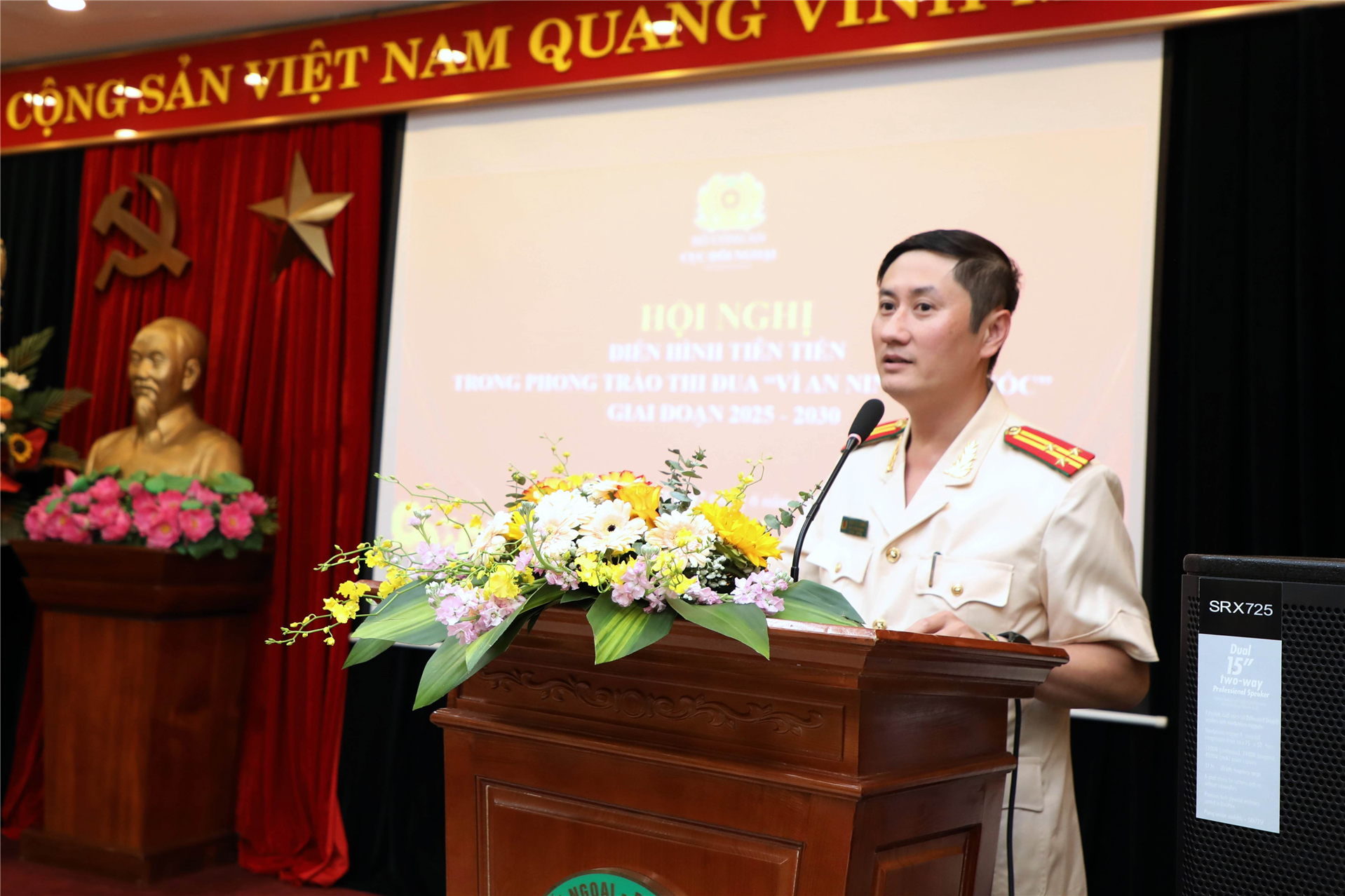 Các đại biểu tham luận tại Hội nghị.