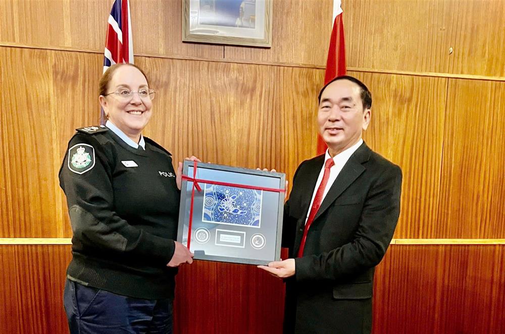Thứ trưởng Trần Quốc Tỏ và Phó Tổng Tư lệnh Cảnh sát Liên bang Australia (AFP) Lesa Gale.
