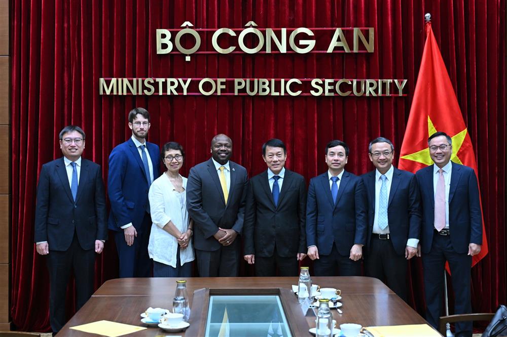Các đại biểu chụp ảnh lưu niệm.