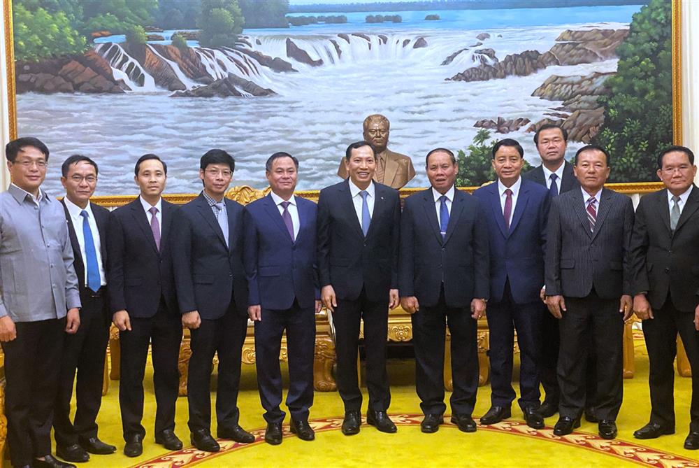 Các đại biểu chụp ảnh lưu niệm.