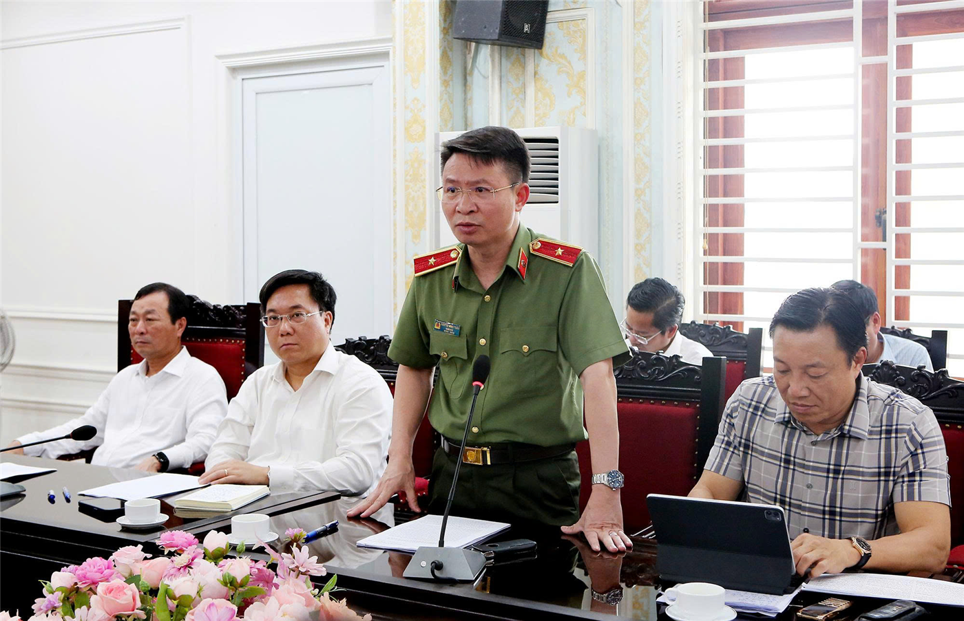 Thiếu tướng Nguyễn Minh Tuấn, Giám đốc Công an tỉnh Phú Thọ báo cáo tại buổi làm việc.