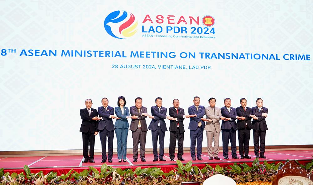 Các Trưởng đoàn và Tổng Thư ký ASEAN Kao Kim Hourn chụp ảnh lưu niệm.