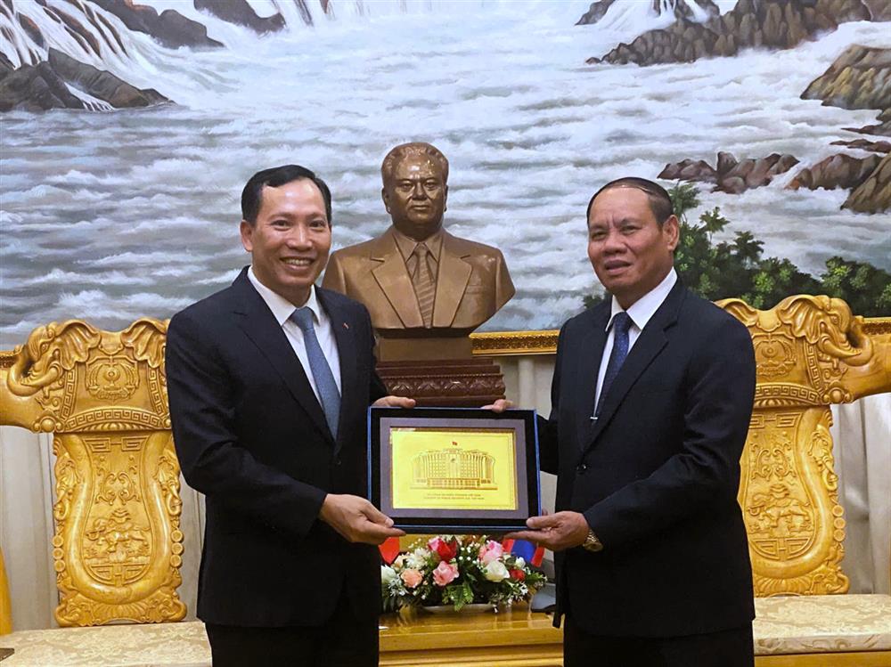Thứ trưởng Lê Văn Tuyến tặng quà lưu niệm Phó Thủ tướng, Bộ trưởng Bộ Công an Lào Vilay Lakhamphong.