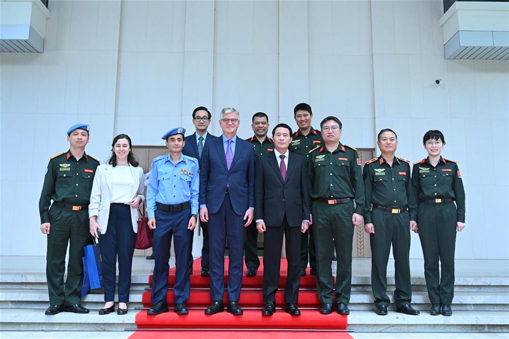 Các đại biểu chụp ảnh lưu niệm.