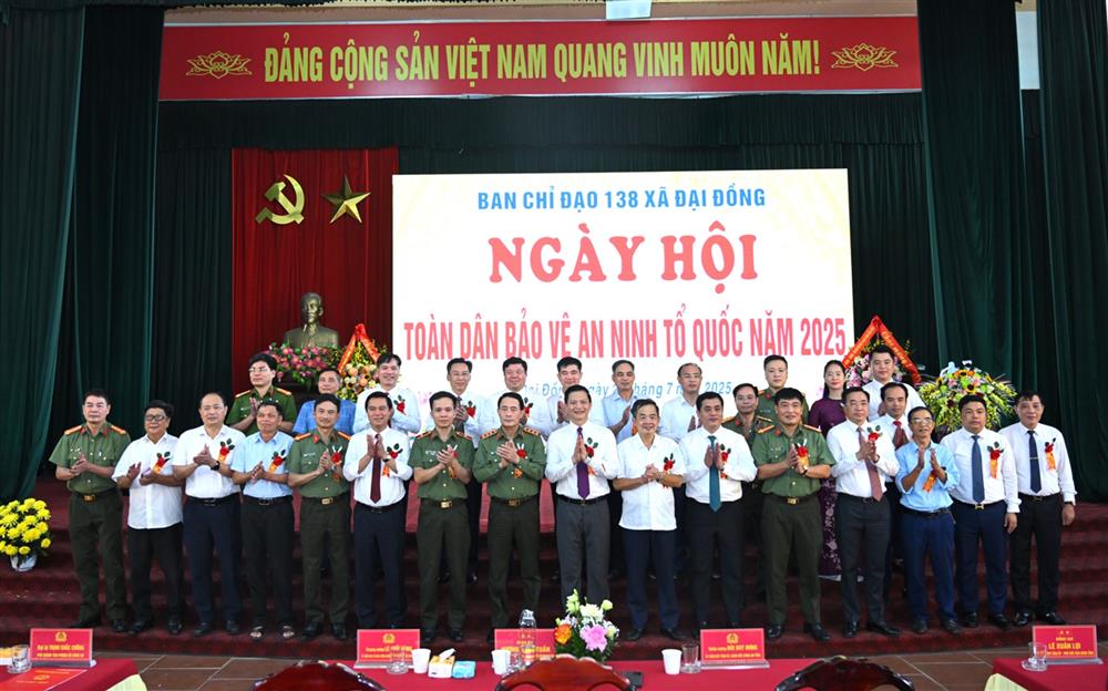 Các đại biểu chụp ảnh lưu niệm.