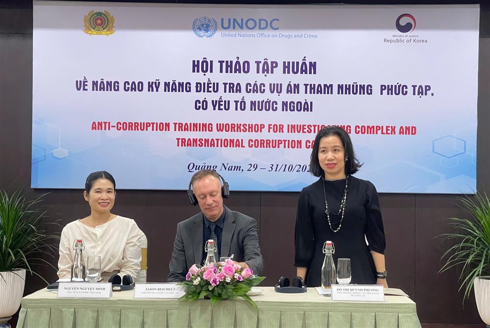 Từ trái sang phải: Bà Nguyễn Nguyệt Minh, Phụ trách UNODC Việt Nam; Ông Jason Reichelt, Chuyên gia Phòng ngừa tội phạm và Tư pháp hình sự của UNODC; Thượng tá Đỗ Thị Quỳnh Phương, Phó Trưởng phòng, Cục Đối ngoại Bộ Công an.