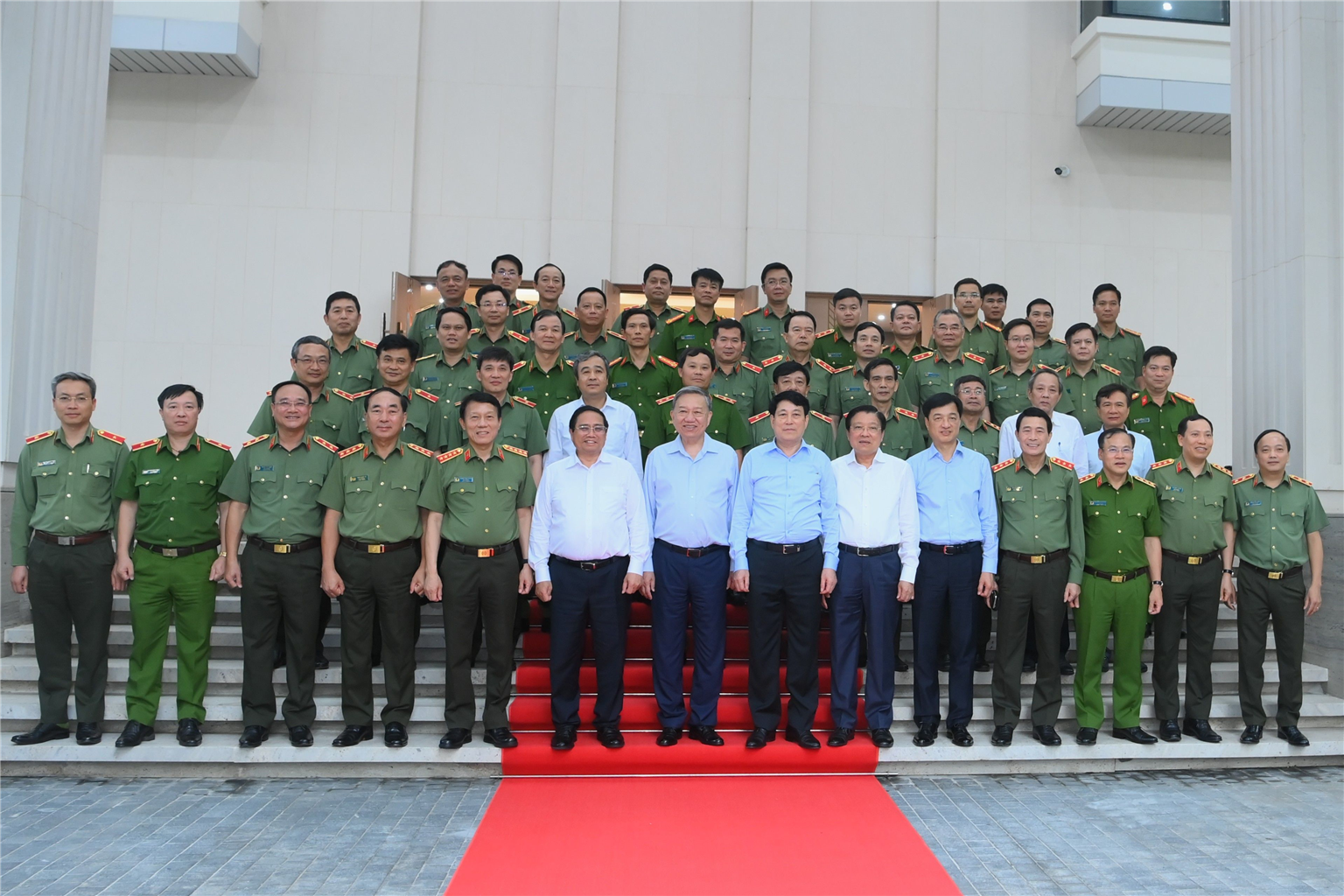 Các đại biểu chụp ảnh lưu niệm.
