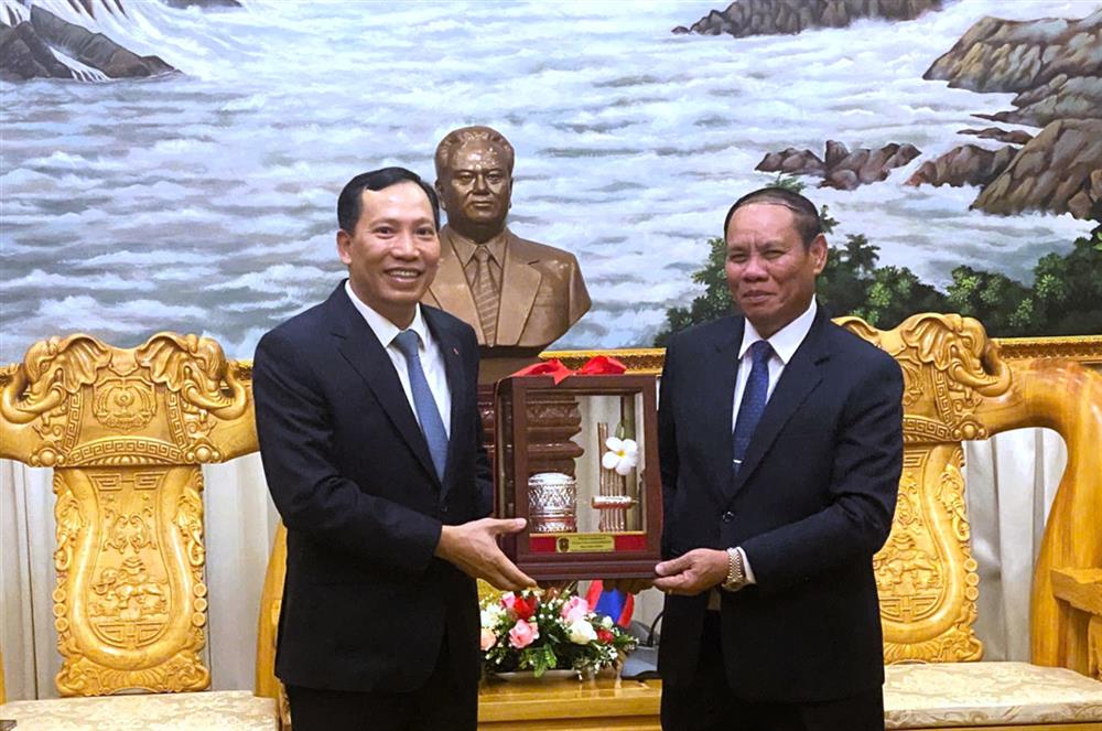 Phó Thủ tướng, Bộ trưởng Bộ Công an Lào Vilay Lakhamphong tặng quà lưu niệm Thứ trưởng Lê Văn Tuyến.